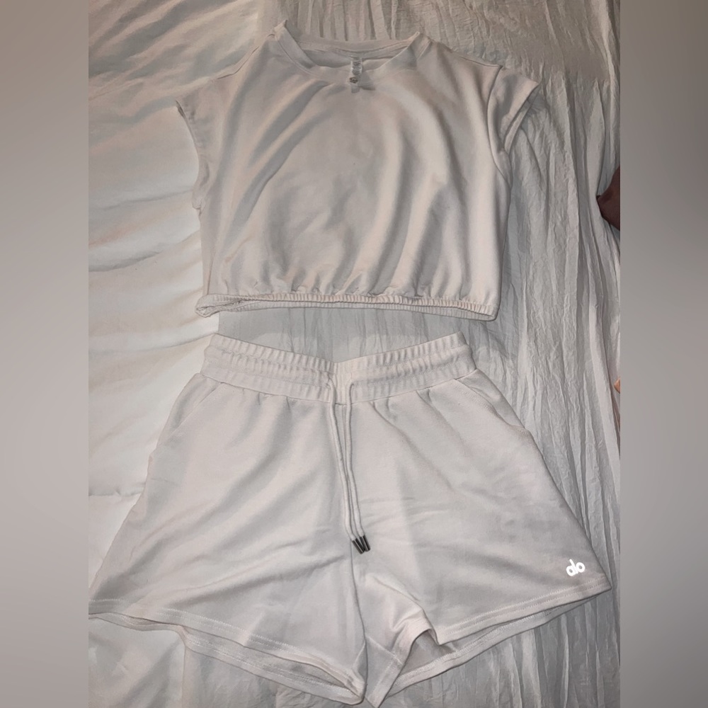 Alo Yoga Short & Shirt Set! Lightly worn - no stains! Very comfy!!